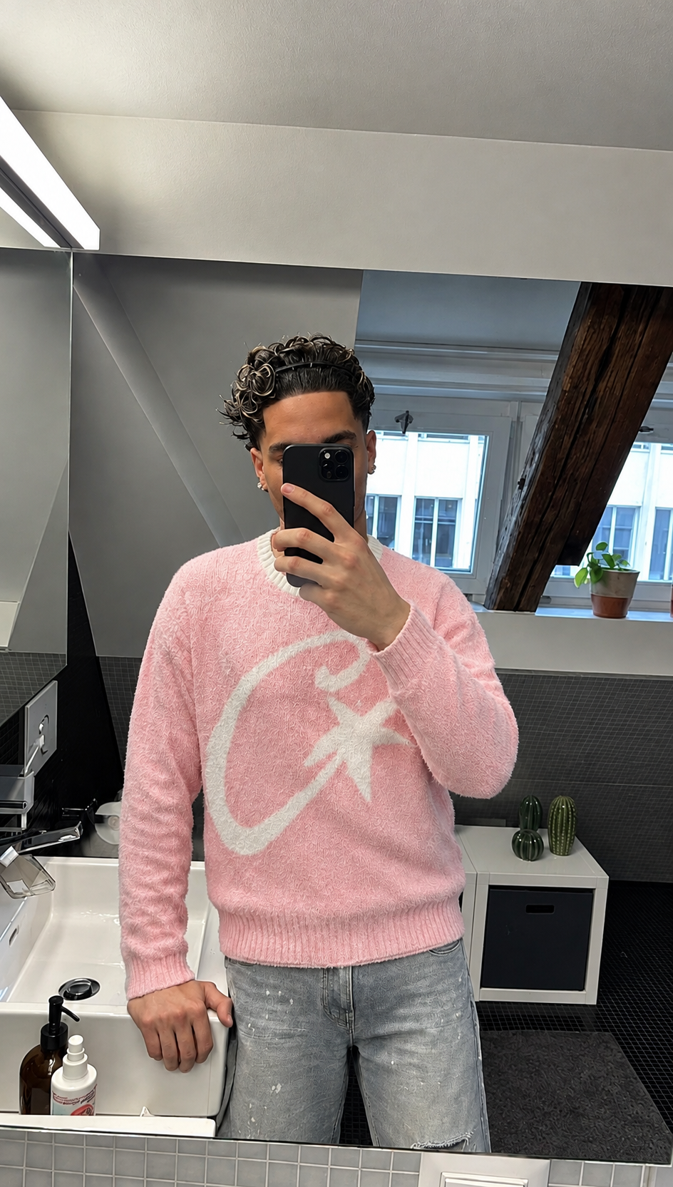 Photo après Fitora, avec une tenue rose générée par Fitora