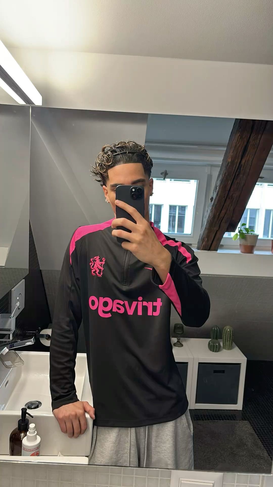 Photo sans Fitora, avec une tenue noire et rose